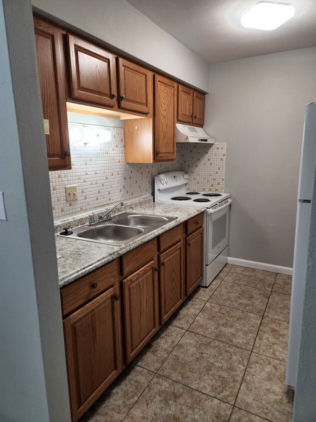 Bright kitchen - 212 N 44th St