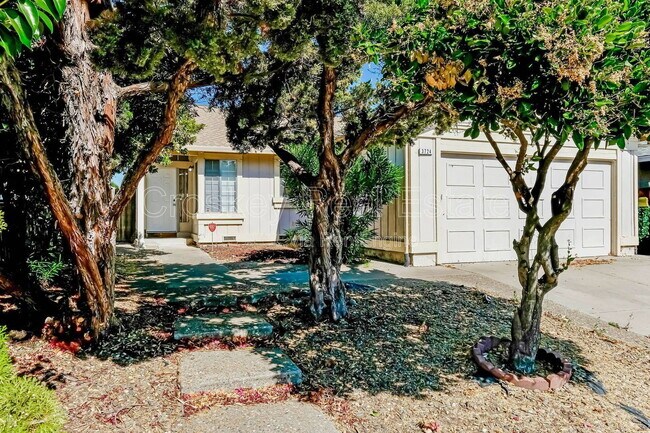 Building Photo - 3724 Gladstone Dr