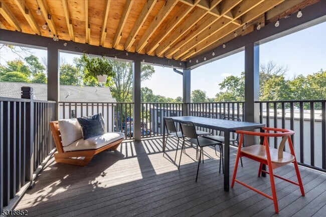 Building Photo - 157 Forest St