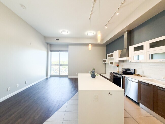 Building Photo - 347 Hyland Dr
