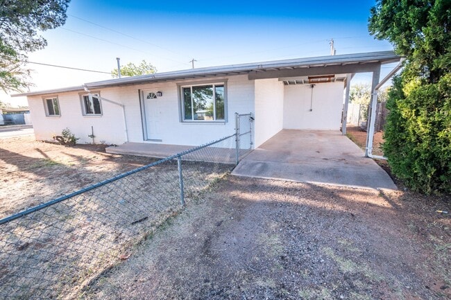 Building Photo - Updated 3 Bedrooms Home with Central A/C!!