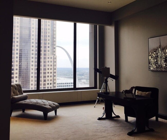 Building Photo - Gallery 720