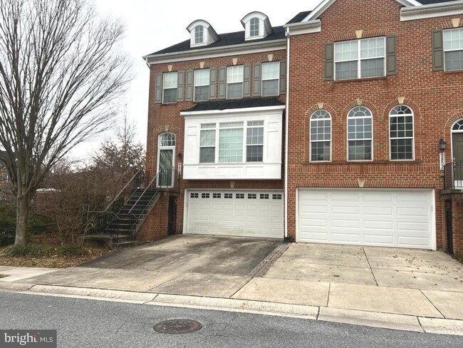 Building Photo - Gorgeous end of group 3bd 2.5bth townhouse