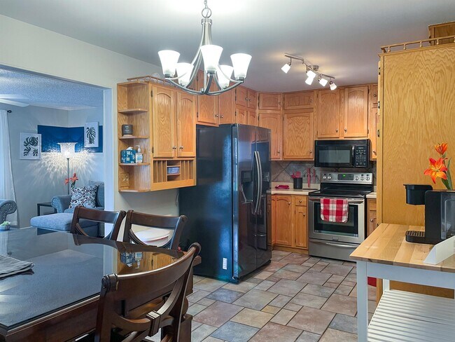Building Photo - 424 Redwood Dr