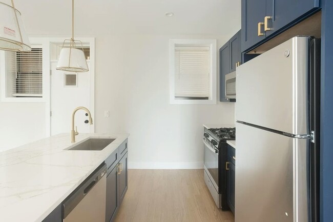 Foto del edificio - 2032 W Montrose Ave