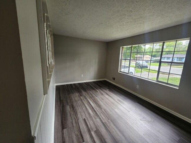 Photo - Updated 3 bedroom 1 bath in Fairdale with ... House