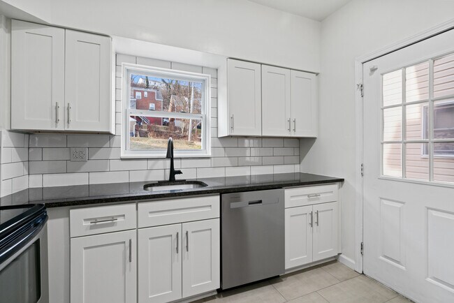 Building Photo - 306 7th Ave