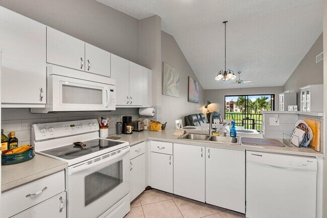 Foto del edificio - 4654 Lucerne Lakes Blvd E