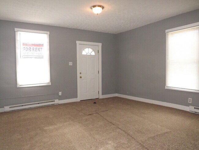 Building Photo - Updated 2 Bedroom Townhome