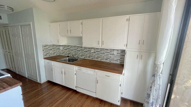 Building Photo - 3590 Blue Lake Dr