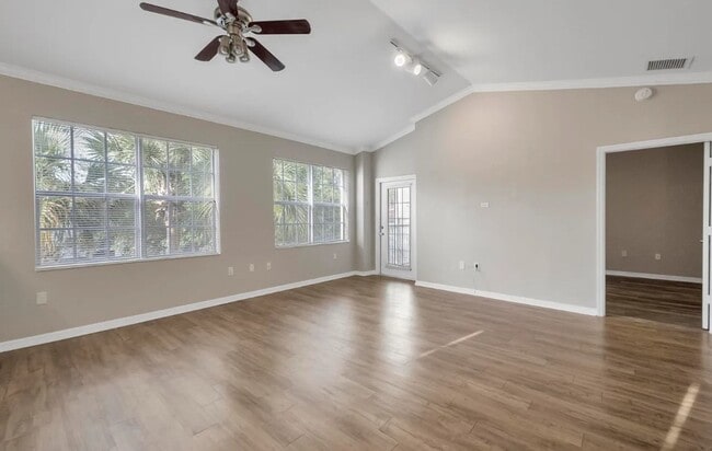 Building Photo - Bright & Beautiful 2/2 Condo in The Estate...