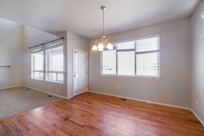 Building Photo - 4-Bed 4-Bath Home Located off of Drake in ...