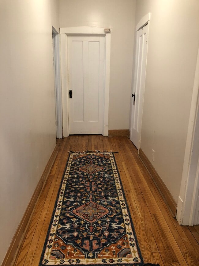 Pasillo - 5551 S Kimbark Ave