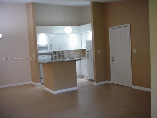 Foto del edificio - 4890 NW 102nd Ave