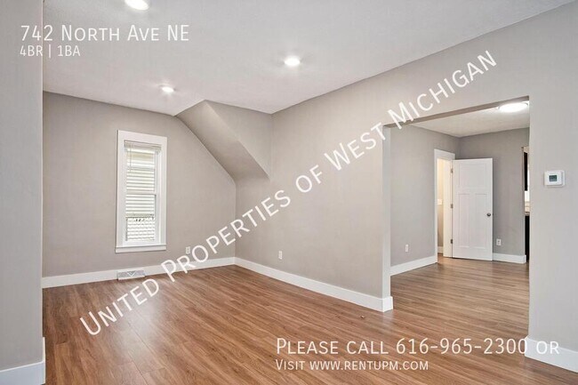 Building Photo - 742 North Ave NE