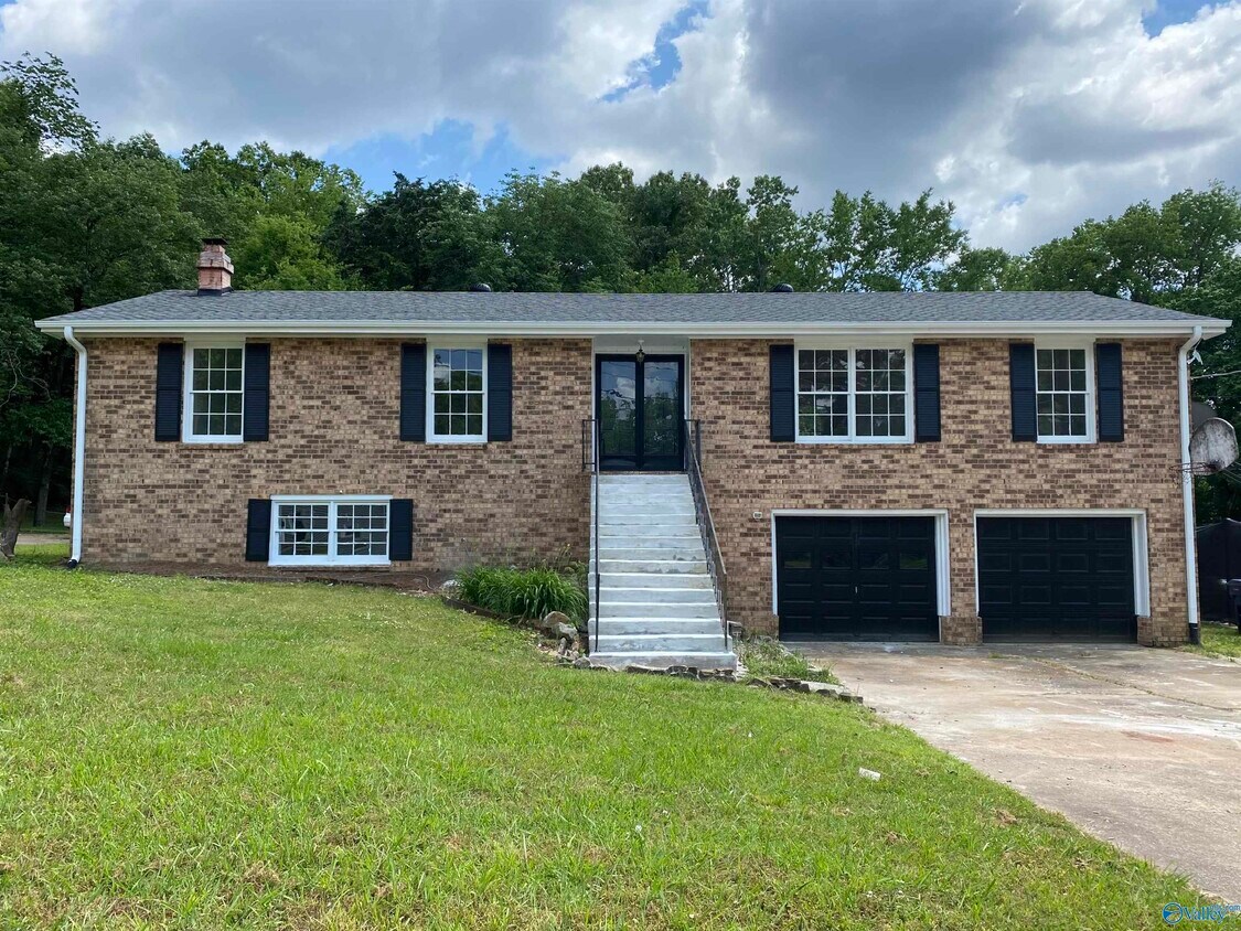 Primary Photo - 512 Bain Dr SE