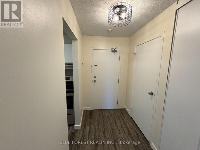 Building Photo - 733-733 Deveron Crescent