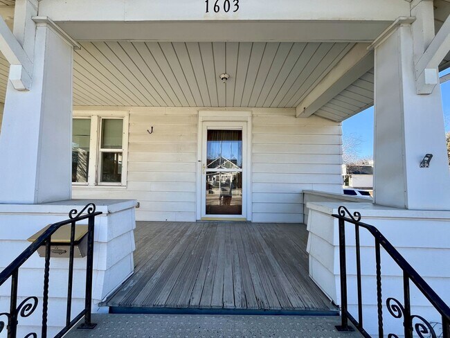 Foto del edificio - Main St. in Cedar Falls-2bd/1ba House