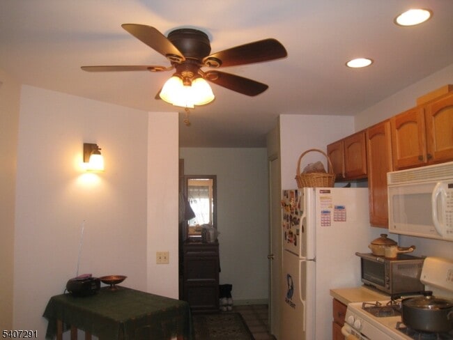 Building Photo - 11 Evergreen Dr