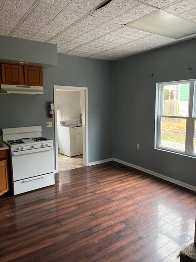 Foto del edificio - Cozy Multi-Level Living Close to Downtown