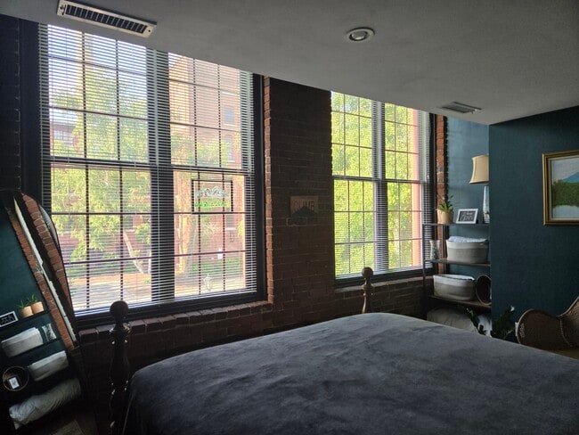 Building Photo - 471 Silver St