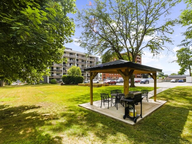 Photo du bâtiment - The Brighton Apartments