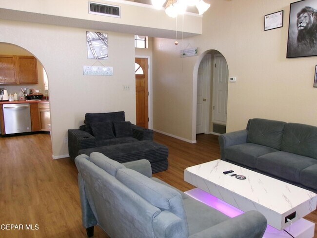 Foto del edificio - 3454 Broken Arrow Dr