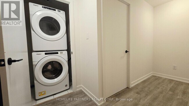 Photo du bâtiment - 2300 St Clair Ave W