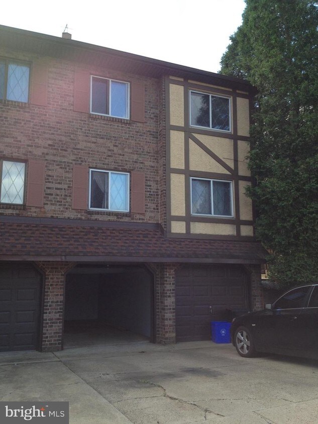 Building Photo - 15129 Beverly Dr
