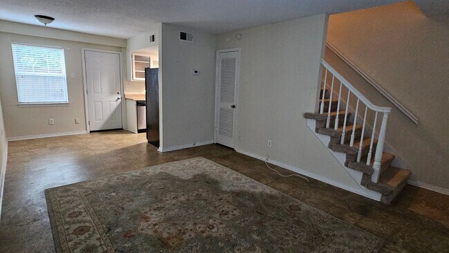 Foto del edificio - 1 bed 1 bath townhome in the Heart of Spring Hill