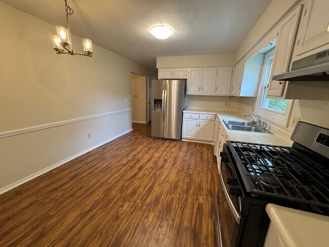 Foto del edificio - 5115 Louden Dr