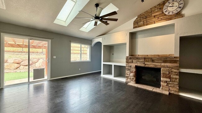 Building Photo - Move in ready home on Hollandale