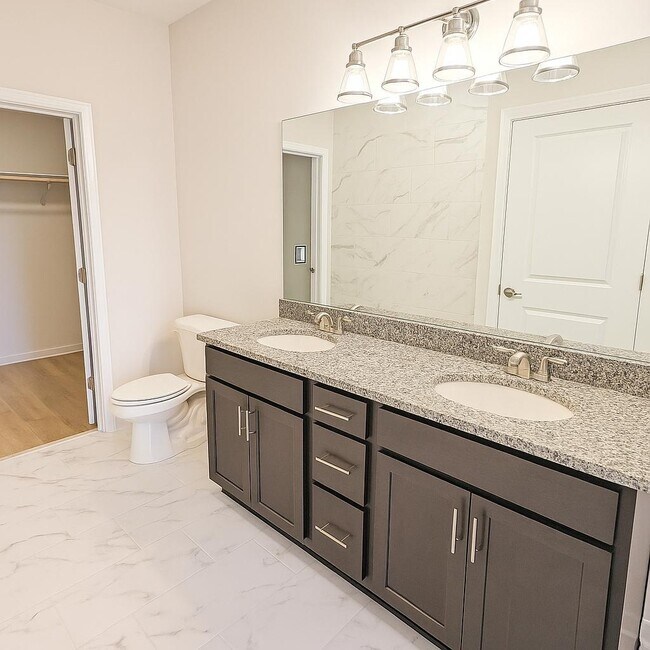 Foto del edificio - 311 Tower Ridge Cir