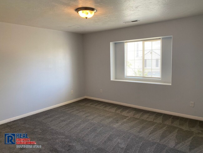 Building Photo - Lexington Hills Townhome
