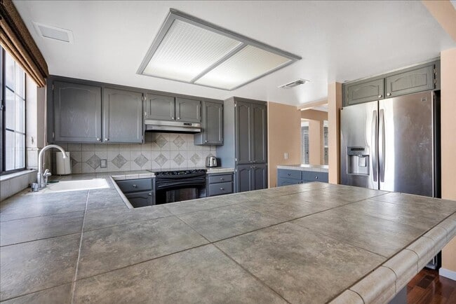 Building Photo - This home is loaded with upgrades and space in North Hanford.  Call today!
