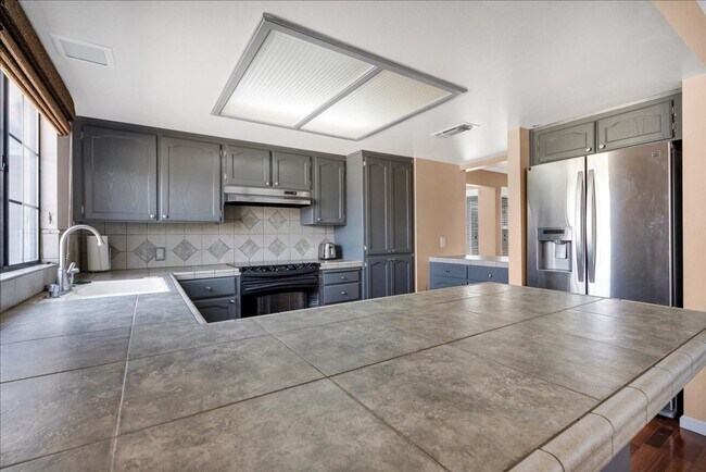 Foto del edificio - This home is loaded with upgrades and space in North Hanford.  Call today!