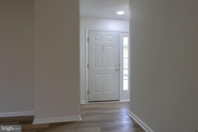 Building Photo - 205 Crescent Dr