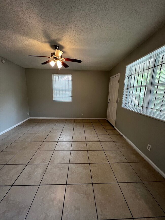 Foto del edificio - Spacious, updated 3/1 with bonus room and large utility room