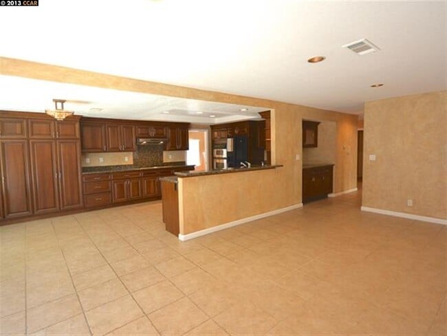 Building Photo - 655 Sun Tree Ct