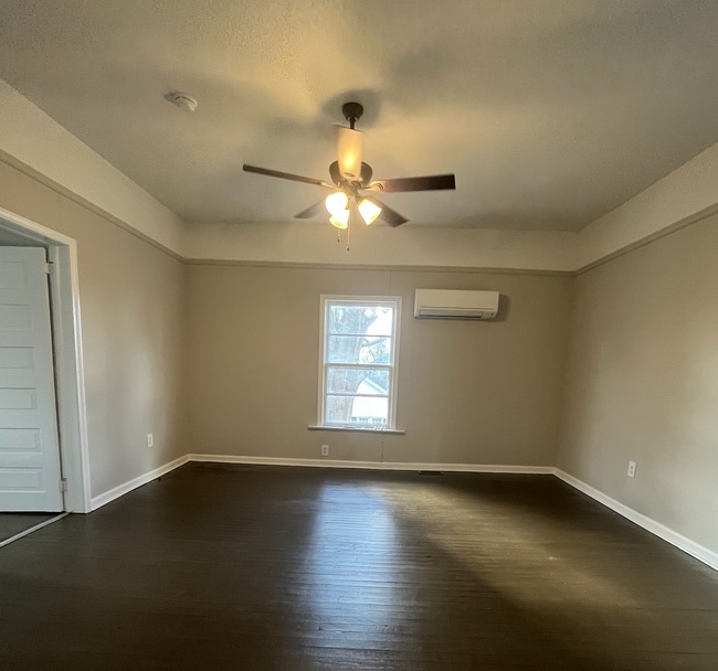 Building Photo - 720 Gra