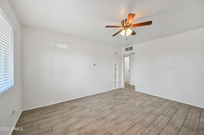 Building Photo - 903 N 22nd Pl