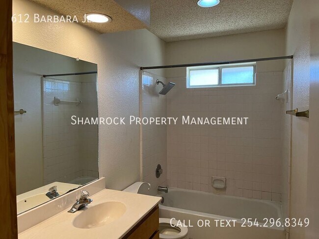 Foto del edificio - Duplex in Midway ISD