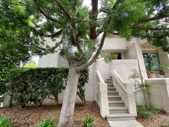 Building Photo - 2 bed, 1.5 bath residence in charming neig...
