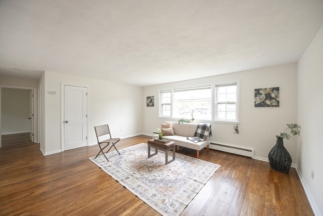 Building Photo - 670 Main St