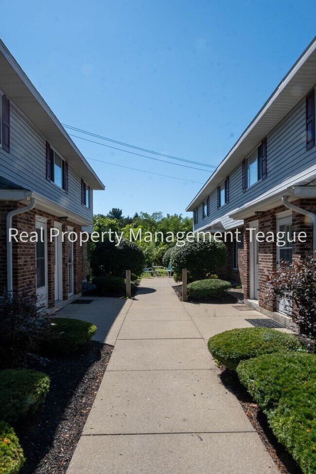 Building Photo - 32B Pine Ln