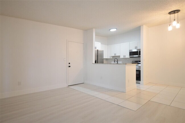 Foto del edificio - 9499 W McNab Rd