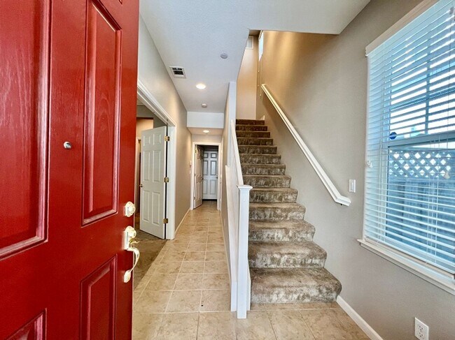 Foto del edificio - Modern and Spacious South Napa Townhouse