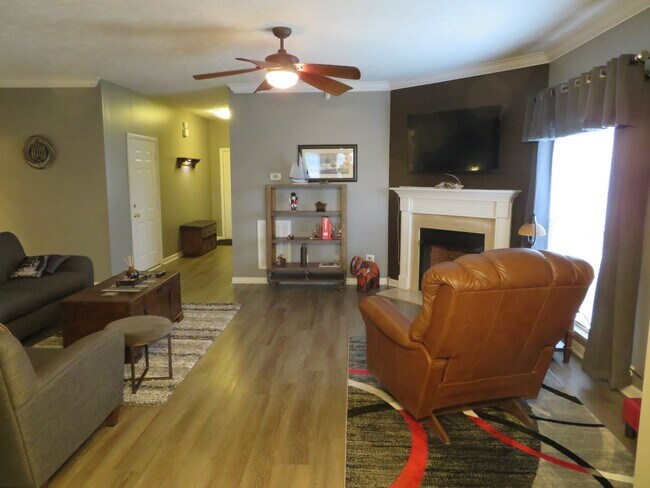 Foto del edificio - 131 Canton Ct