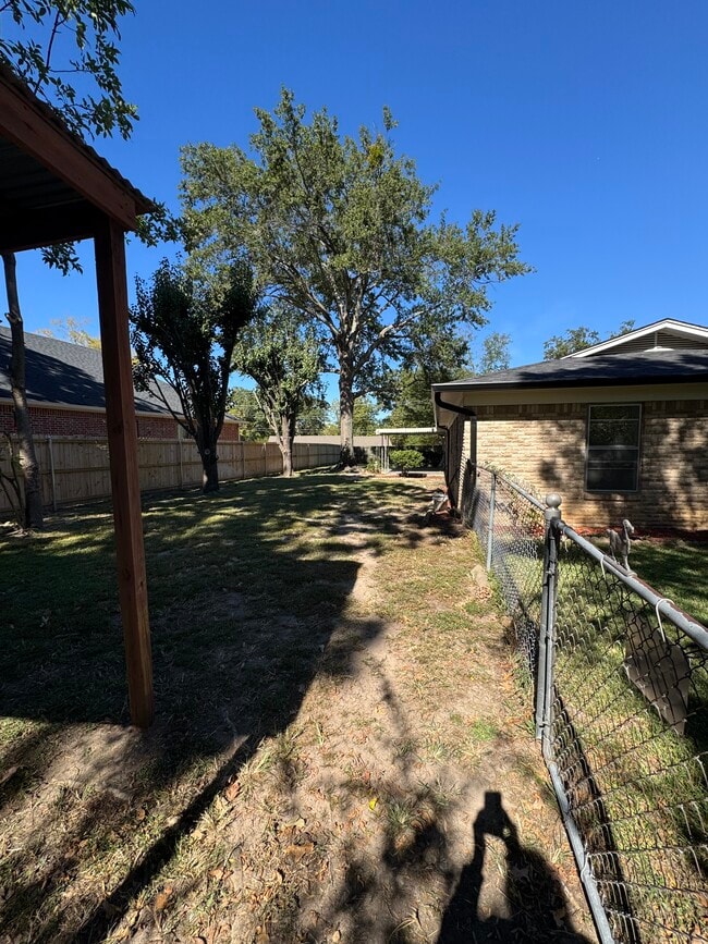 Building Photo - 8101 Karen Dr