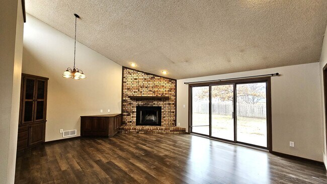 Building Photo - 3027-3029 N Longfellow Ct
